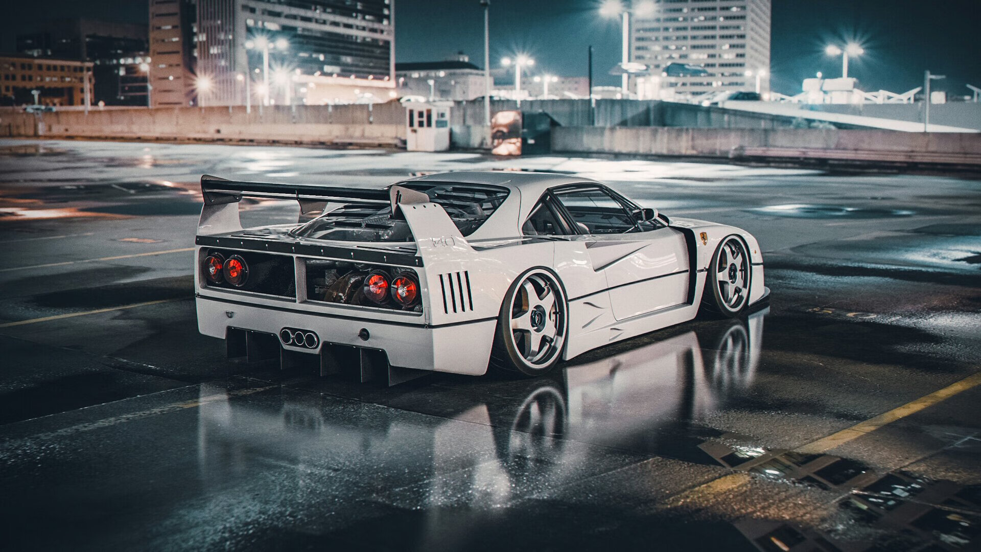 比赛中不断切换阵型尝试多种策略展现教练团队战术储备深度，保持切换球员方向