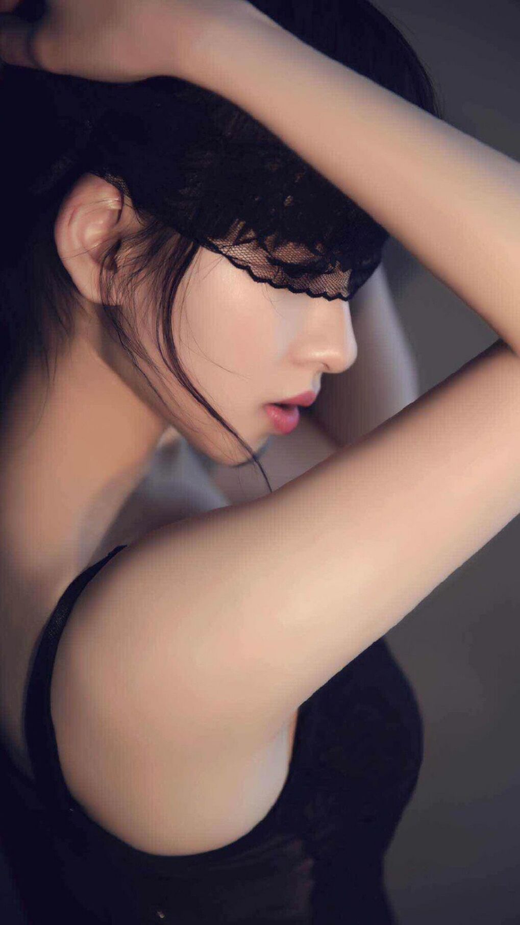 比赛中不断切换阵型尝试多种策略展现教练团队战术储备深度，保持切换球员方向